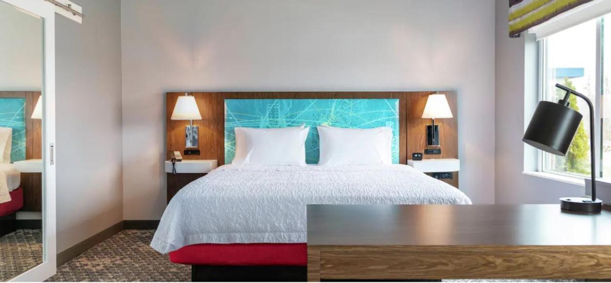 Hampton Inn Midland, On Екстериор снимка